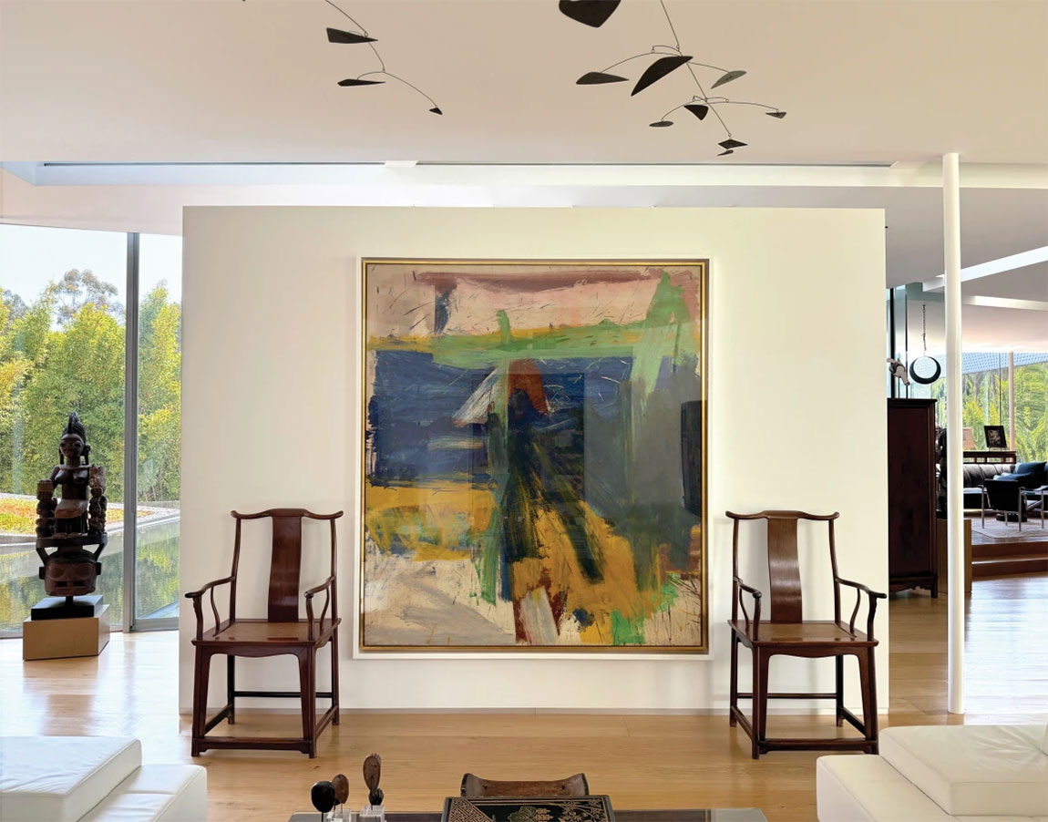 THE LOS ANGELES HOME OF MICHAEL OVITZ AND TAMARA MELLON, PHOTOGRAPHED BY LUCAS OLIVER MILL FOR SOTHEBY’S MAGAZINE, 2024.ARTWORKS: © 2024 THE WILLEM DE KOONING FOUNDATION/ARTISTS RIGHTS SOCIETY (ARS), NEW YORK; © 2024 CALDER FOUNDATION, NEW YORK/ARTISTS RIGHTS SOCIETY (ARS), NEW YORK.