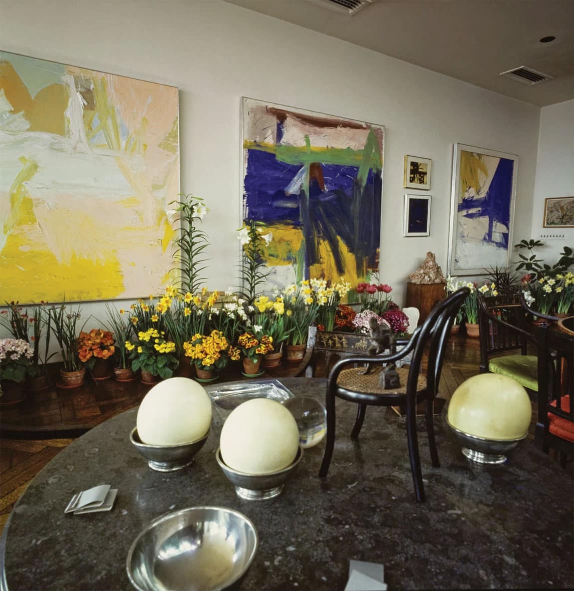 THE NEW YORK HOME OF THOMAS B. HESS, PHOTOGRAPHED BY HORST P. HORST FOR VOGUE, FEBRUARY 1, 1968.PHOTO CREDIT: REUBEN NAKIAN, VOYAGE TO CRETE, HORST P. HORST/CONDÉ NAST ARCHIVE. ARTWORKS: © 2024 THE WILLEM DE KOONING FOUNDATION/ARTISTS RIGHTS SOCIETY (ARS), NEW YORK; © 2024 THE FRANZ KLINE ESTATE/ARTISTS RIGHTS SOCIETY (ARS), NEW YORK.