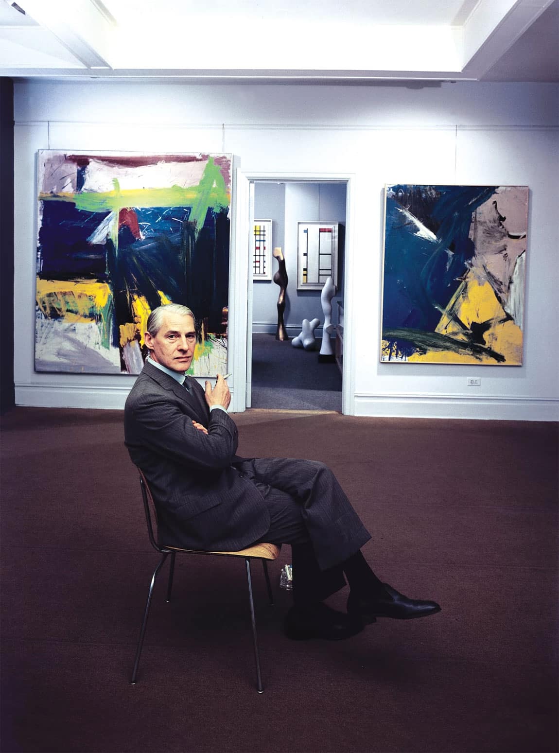 WILLEM DE KOONING WITH, FROM LEFT, “RUTH’S ZOWIE” (1957) AND “YELLOW RIVER” (1958), AT THE SIDNEY JANIS GALLERY, NEW YORK, 1959PHOTO: ARNOLD NEWMAN PROPERTIES/GETTY IMAGES. ARTWORK: © 2024 THE WILLEM DE KOONING FOUNDATION/ARTISTS RIGHTS SOCIETY (ARS), NEW YORK.