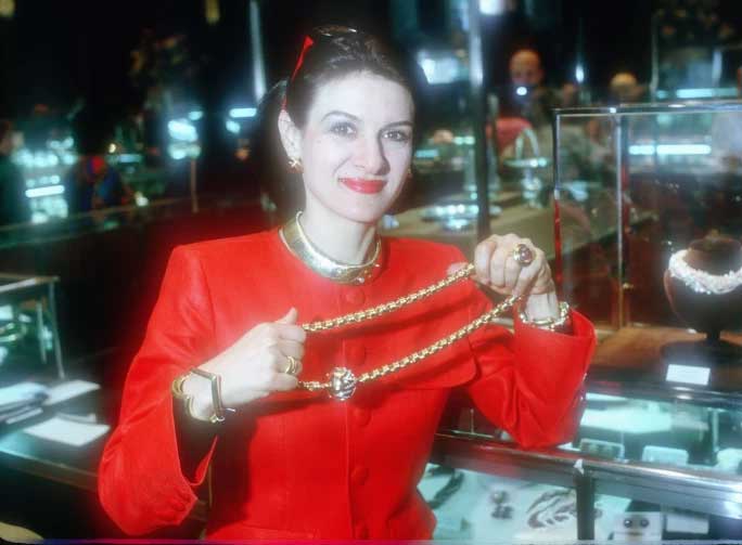 PALOMA PICASSO INTRODUCING HER COLLECTION IN 1980. YVONNE HEMSEY/GETTY IMAGES.