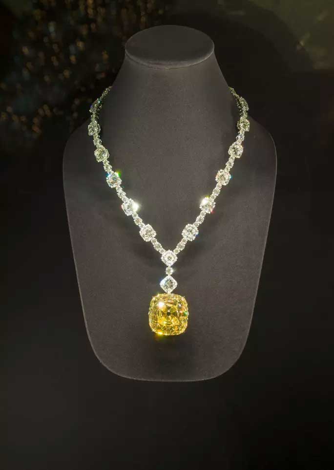 THE TIFFANY YELLOW DIAMOND. ALAMY STOCK PHOTO.