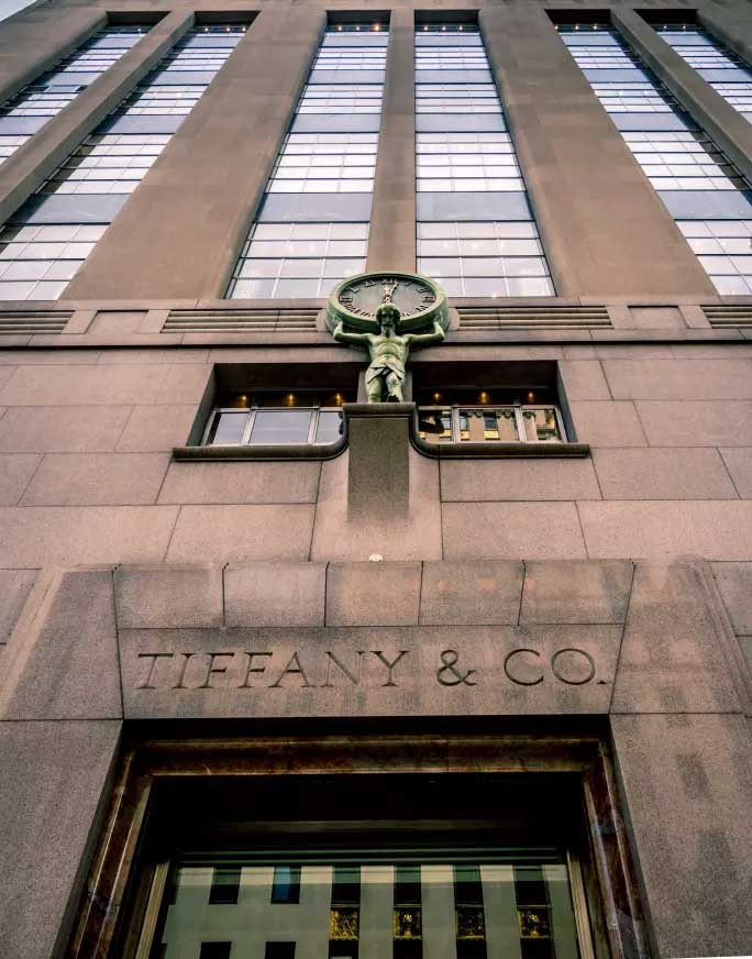 TIFFANY AND CO.'S FLAGSHIP STORE ON 5TH AVENUE IN NEW YORK. BAILEY-COOPER PHOTOGRAPHY / ALAMY STOCK PHOTO.